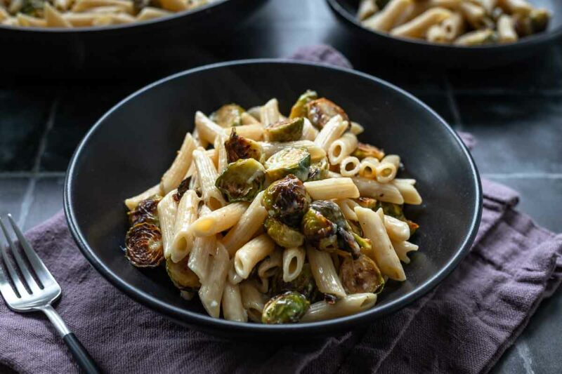 Pasta mit geröstetem Rosenkohl und Gorgonzola Soße