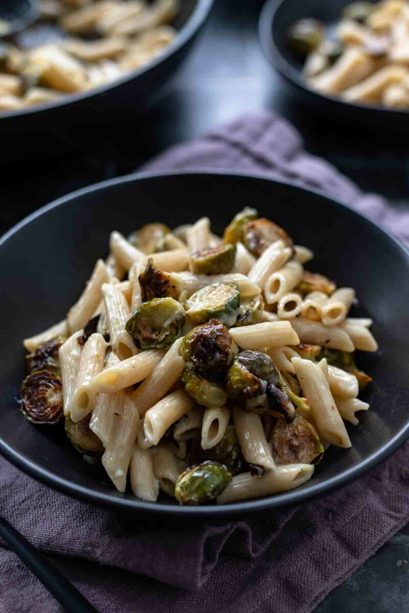Pasta mit geröstetem Rosenkohl und Gorgonzola Blauschimmelkäse
