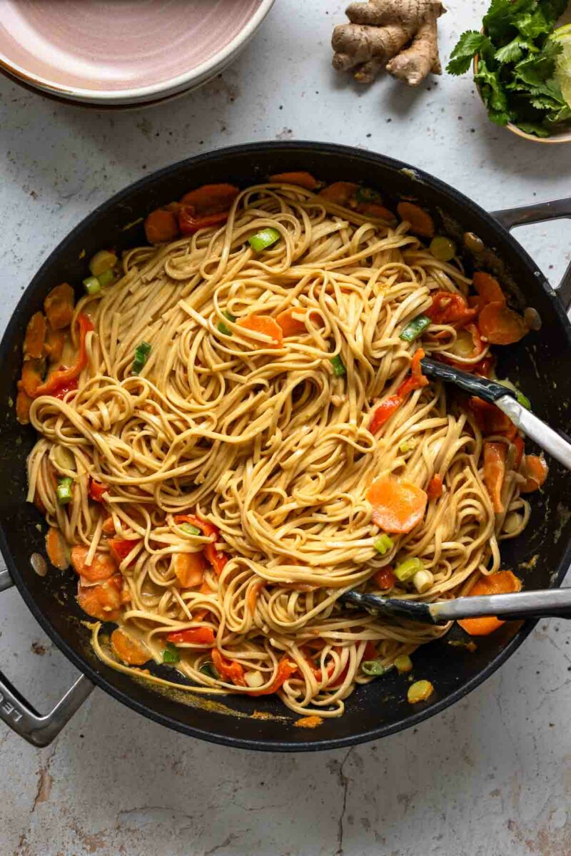 Asiatische Nudeln mit Erdnusssauce