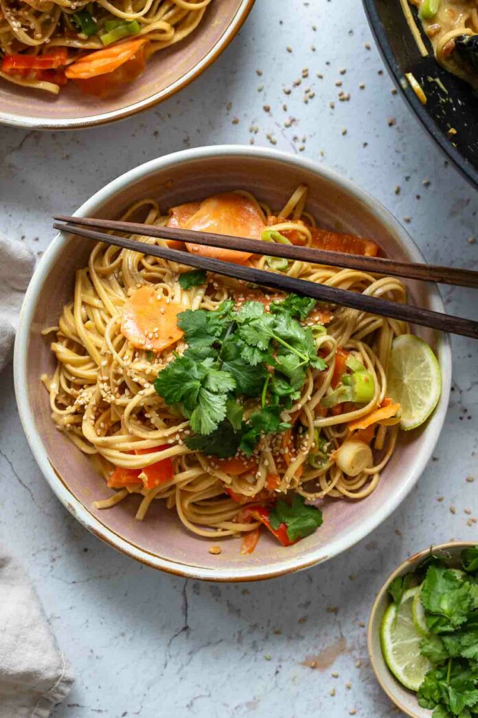 Asiatische Nudeln mit Erdnusssoße