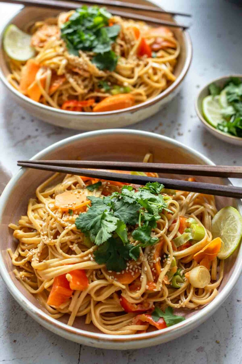 Asiatische Nudeln mit Erdnusssoße