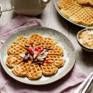 Gesunde Vollkorn Waffeln mit Haferflocken, Buttermilch, Schokoladensoße, Kinder