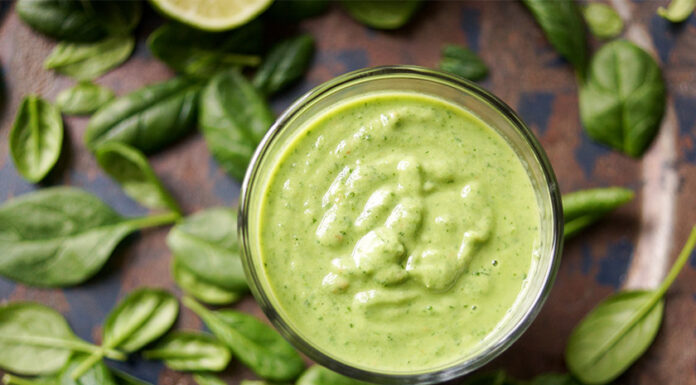 Glowing Skin Green Smoothie mit Spinat, Avocado, Birne, Limone, Petersilie