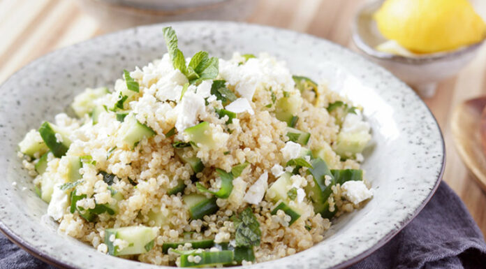 Quinoa-Salat mit Gurke, Feta und Zitronendressing