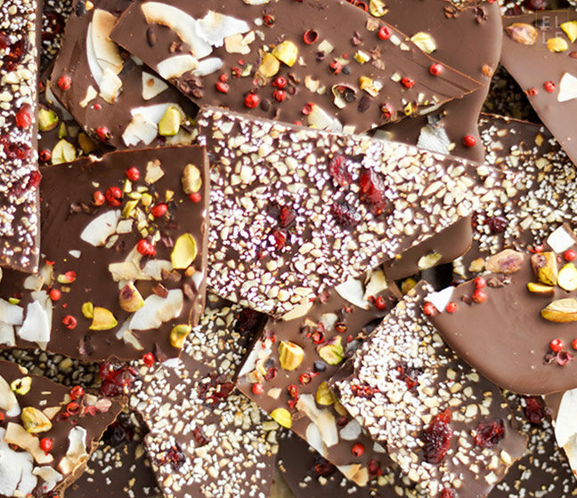Schokoladenbruch selbstgemacht mit Pistazien, Cranberries, Kokosflocken, Mandeln, Bruchschokolade