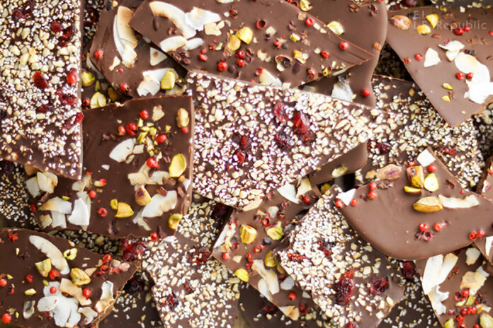 Schokoladenbruch selbstgemacht mit Pistazien, Cranberries, Kokosflocken, Mandeln, Bruchschokolade