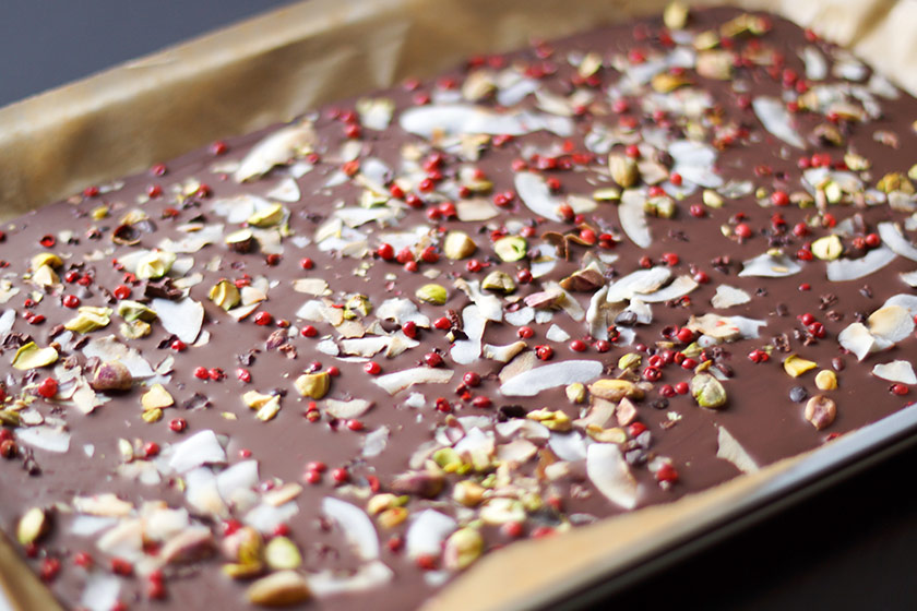 Schokoladenbruch selbstgemacht mit Pistazien, Pfefferkörnern, Mandeln, Amaranth, Bruchschokolade im Backblech