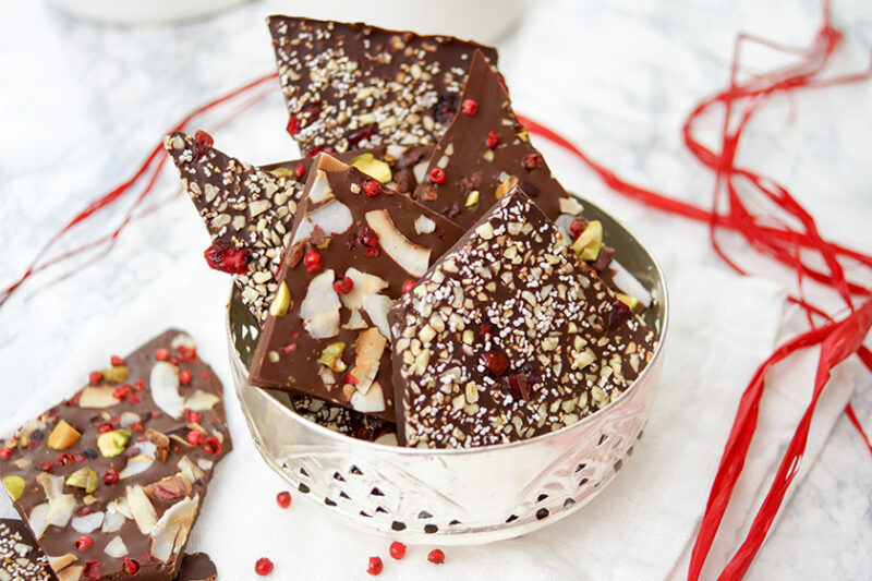 Geschenkideen - Schokoladenbruch selbstgemacht mit Pistazien, Cranberries, Mandeln, Amaranth, Bruchschokolade, Abnehmen mit natürlichen Lebensmitteln