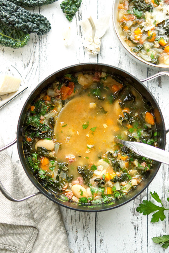 Toskanische Bohnensuppe mit Grünkohl (Ribollita) | Elle Republic