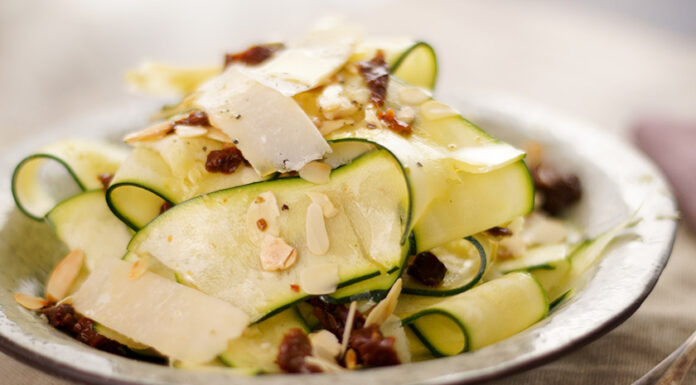 Zucchini Salat mit Trüffelöl‏ mit Parmesan Käse und getrocknete Tomaten