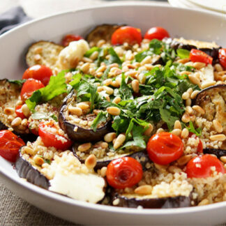 Auberginen und Halloumi gegrillt mit Bulgur, Tomate, Petersilie, Zitronensaft