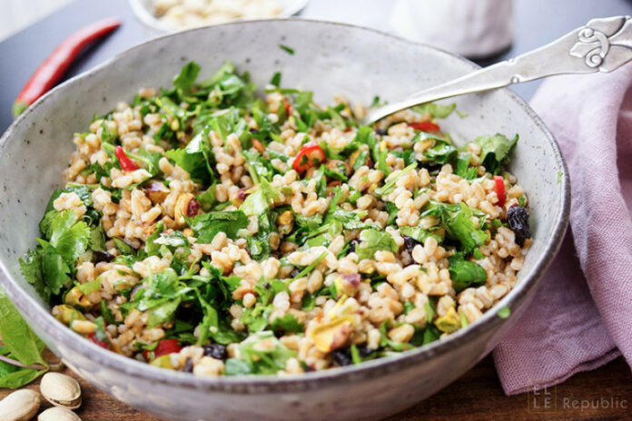 Farro Salat mit Kräutern und Pistazien Farro Salat mit Kräutern und Pistazien, Zitronensaft, Zitronenschale, Ingwer, Petersilie, Koriander, Sauerkirsche, Honig, Chilischote