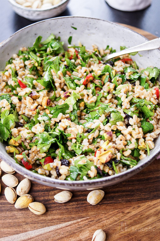 Farro Salat mit Kräutern und Pistazien, Zitronensaft, Zitronenschale, Ingwer, Petersilie, Koriander, Sauerkirsche, Honig, Chilischote
