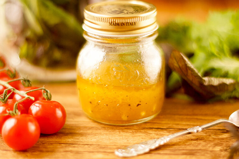 French Dressing (klassisch) mit Rotweinessig, Olivenöl, Dijon-Senf und Knoblauch