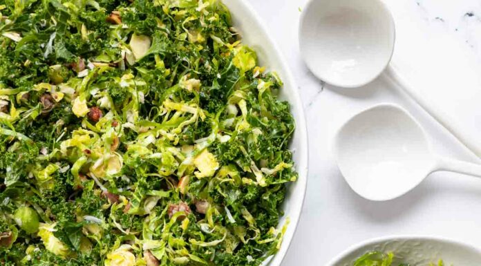 Grünkohl-Salat mit Rosenkohl & Knuspriger Parmaschinken und Parmesan