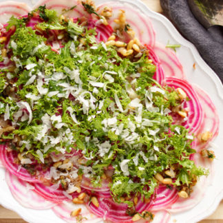 Chioggia Rote Beete Carpaccio mit Dill, Zitronensaft, Pinienkerne, Parmesan, vegetarisch