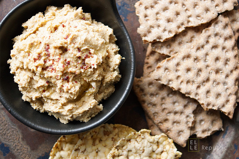 Quick Hummus with Sumac with Crackers