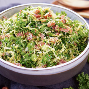 Rohes Grünkohl Salat mit Parmaschinken, Rosenkohl, Haselnüsse, Parmesan