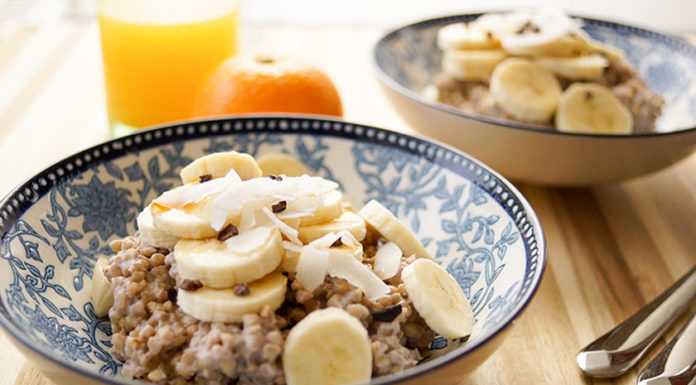 gesundes Frühstück, gekochte buchweizen und banana
