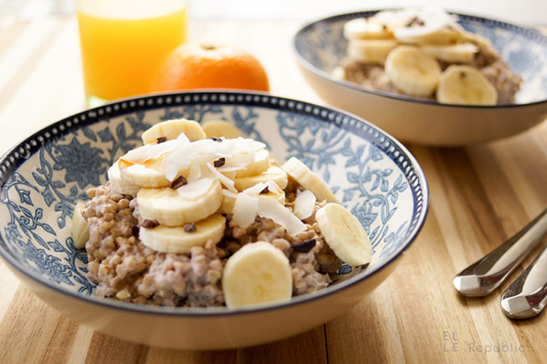 gesundes Frühstück, gekochte buchweizen und banana