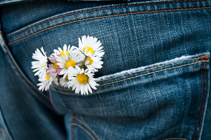 Blumenstrauß in Jeans Hosentasche, so bleibt die Liebe erhalten