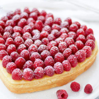 Zitronenkuchen mit Limone, Mandelmilch, Himbeeren, Joghurt in Herzform