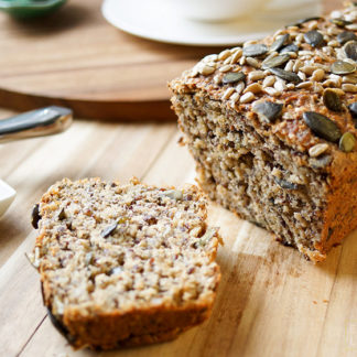 Protein Power Brot voller Körner, Sonnenblumenkernen, Leinsamen, Kürbiskernen, Sesamsamen und Chia Samen