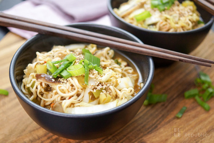 Miso Mie-Nudel-Suppe mit Chinakohl und Shiitake Miso Mie-Nudel-Suppe mit Chinakohl und Shiitake