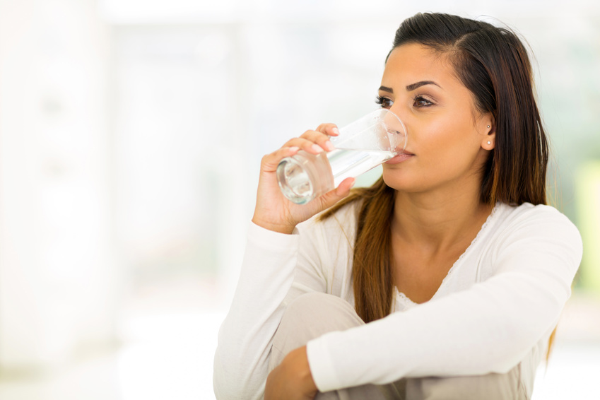 Gesunde Haut durch gesunde Ernährung, Frau trinkt Wasser