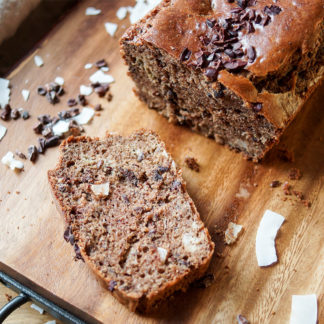 Glutenfreies Brot mit gerösteter Mandelbutter, Cacao/Kakao Nibs, Kokosnuss, Bananen Rezept