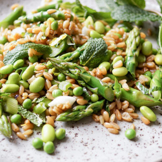 Grünkernsalat mit Spargel, Erbsen und Edamame