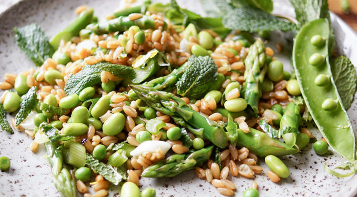 Grünkernsalat mit Spargel, Erbsen und Edamame