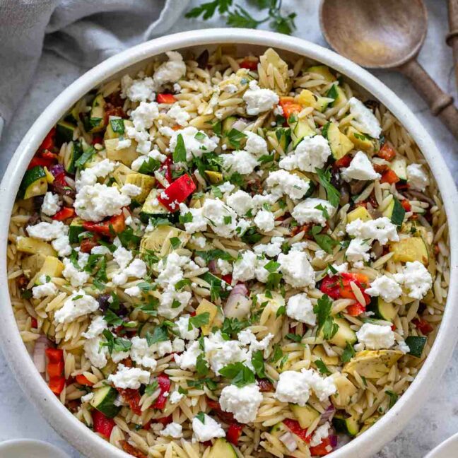 Kritharaki Salat mit Feta – Nudelsalat Mediterran | Rezept | Elle Republic