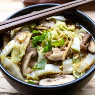 Mie-Nudel-Suppe mit Chinakohl und Shiitake