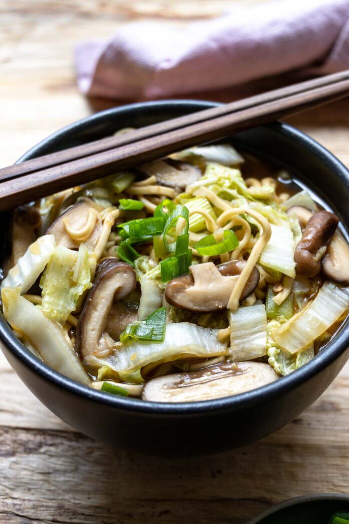 Mie-Nudel-Suppe mit Chinakohl und Shiitake