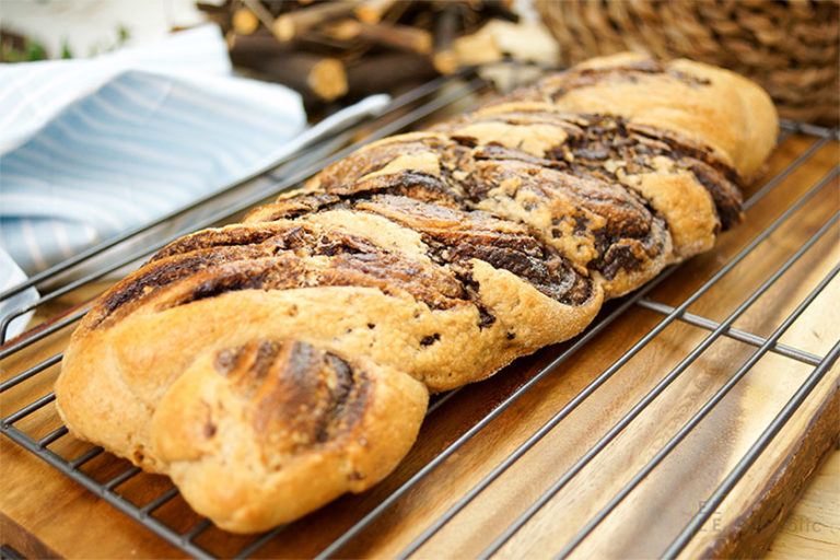 Osterzopf mit Schokolade und Dinkel