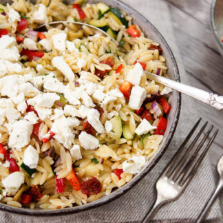 Orzo Nudelsalat mediterran griechischer mit Artischockenherzen, sonnengetrockneten Tomaten und Oliven