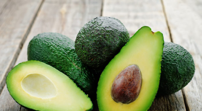 Avocado aufgeschnitten, abnehmen mit natürlichen Lebensmitteln