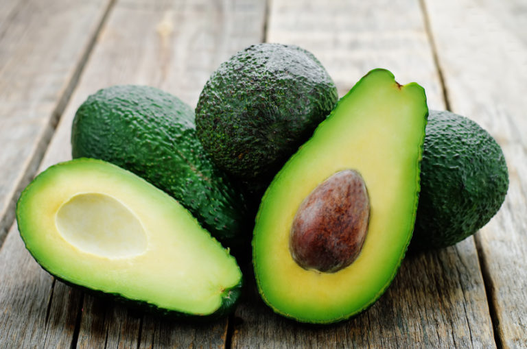 Avocado aufgeschnitten, abnehmen mit natürlichen Lebensmitteln