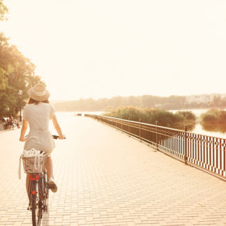 Detox Tipps, Frau auf Fahrrad an Flussufer
