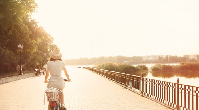 Detox Tipps, Frau auf Fahrrad an Flussufer