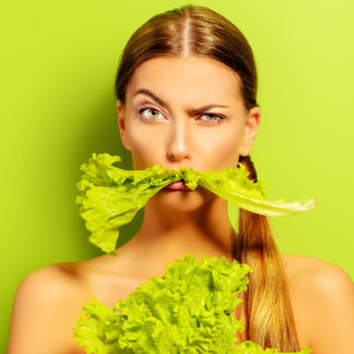Frau mit Salat für Abnehmen mit natürlichen Lebensmitteln