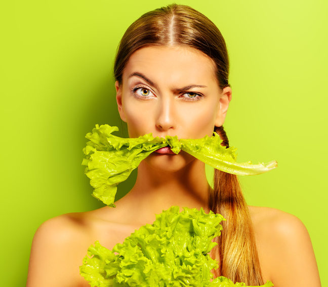 Frau mit Salat für Abnehmen mit natürlichen Lebensmitteln