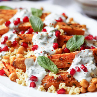 Geröstete Süßkartoffeln und Kichererbsen mit Hirse und Kräuterjoghurt