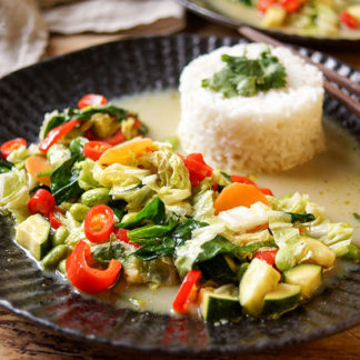 Grünes Thai Curry mit Gemüse, Fischsoße, Kokosöl, Kokosmilch, Jasmin-Reis