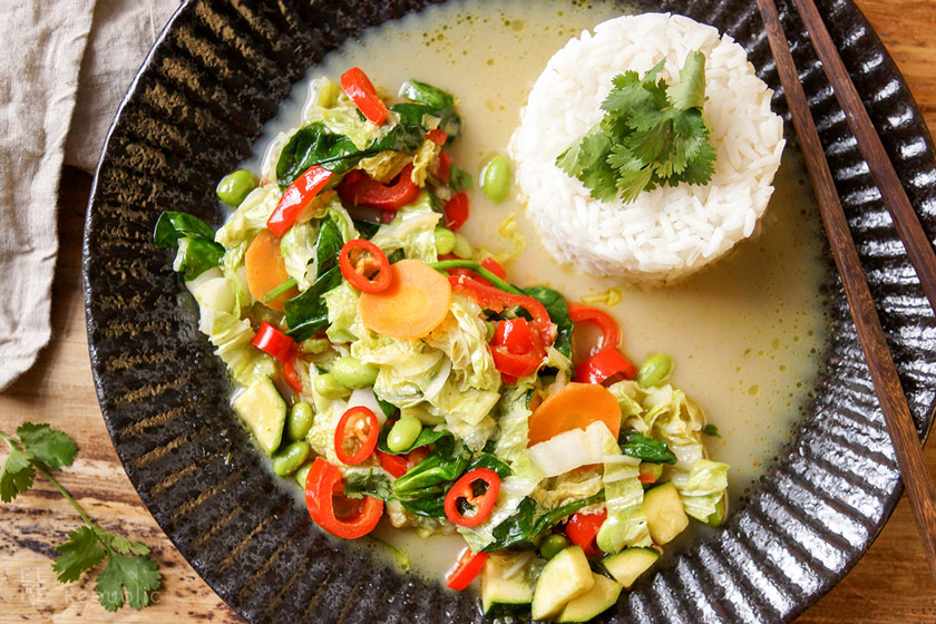 Grünes Thai Curry mit Gemüse, Fischsoße, Kokosöl, Kokosmilch, Jasmin-Reis