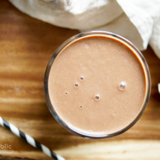 Kakao Bananen Espresso Smoothie mit Kokosnusscreme und Mandelmilch