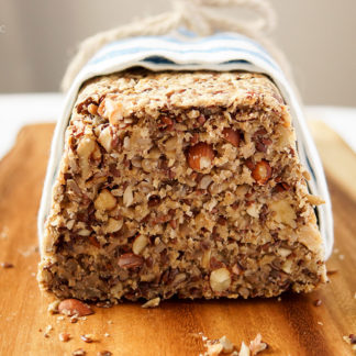 Nussbrot glutenfrei und vegan mit Leinsamen, Aprikosenkerne, Sonnenblumenkerne, Flohsamenschalen