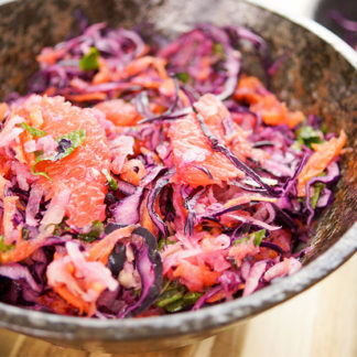 Rotkohlsalat mit Kohlrabi und Grapefruit, Karotte und Minze