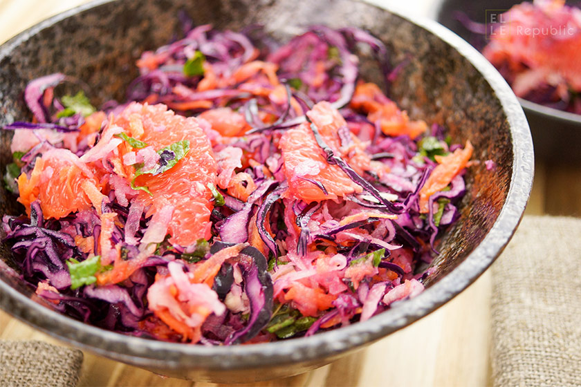 Rotkohlsalat mit Kohlrabi und Grapefruit, Karotte und Minze